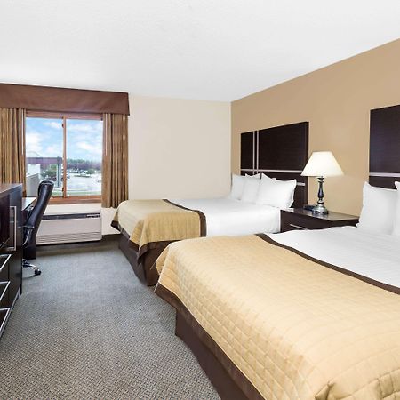 Baymont By Wyndham Green Bay Exterior photo
