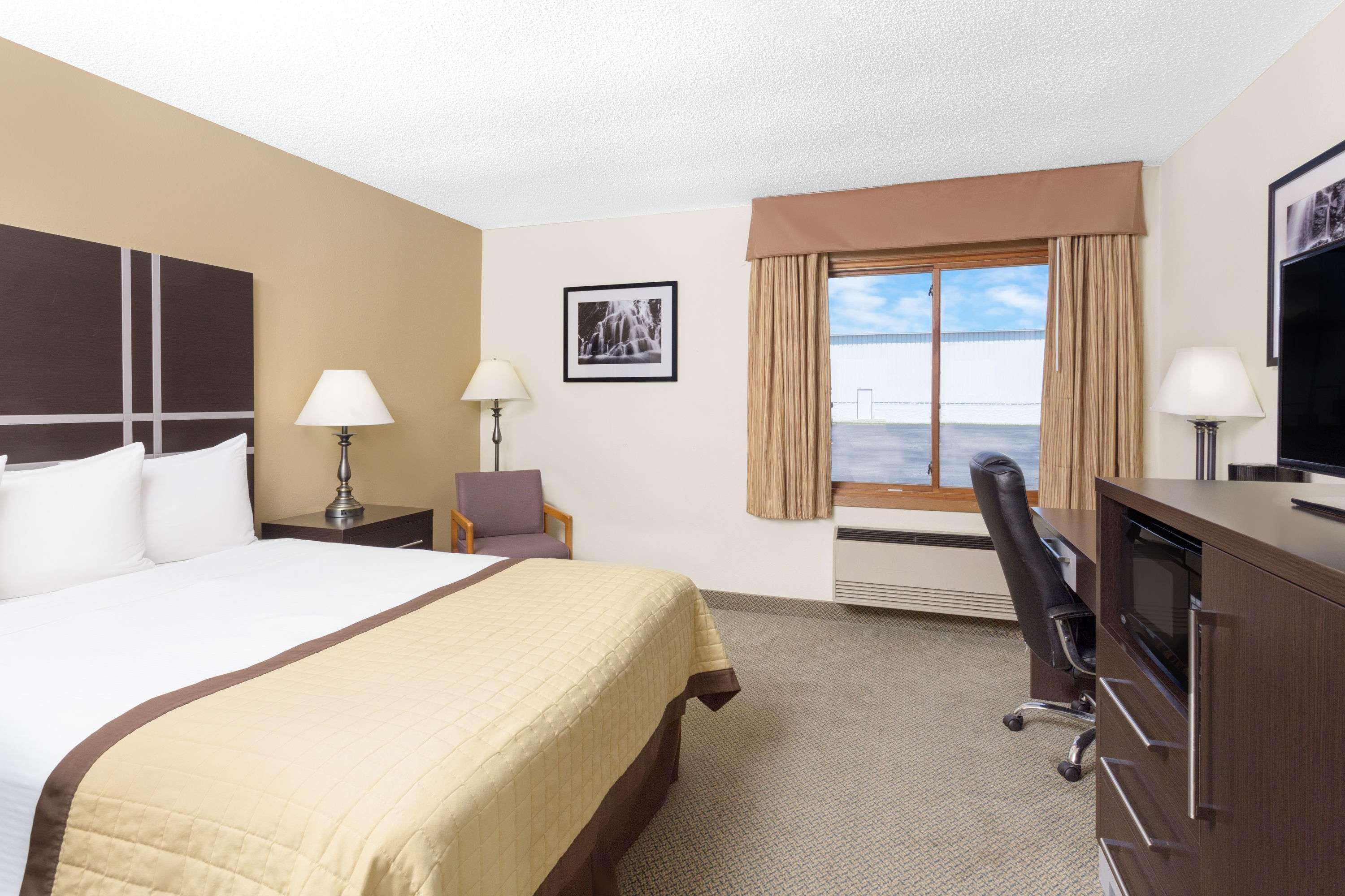 Baymont By Wyndham Green Bay Exterior photo