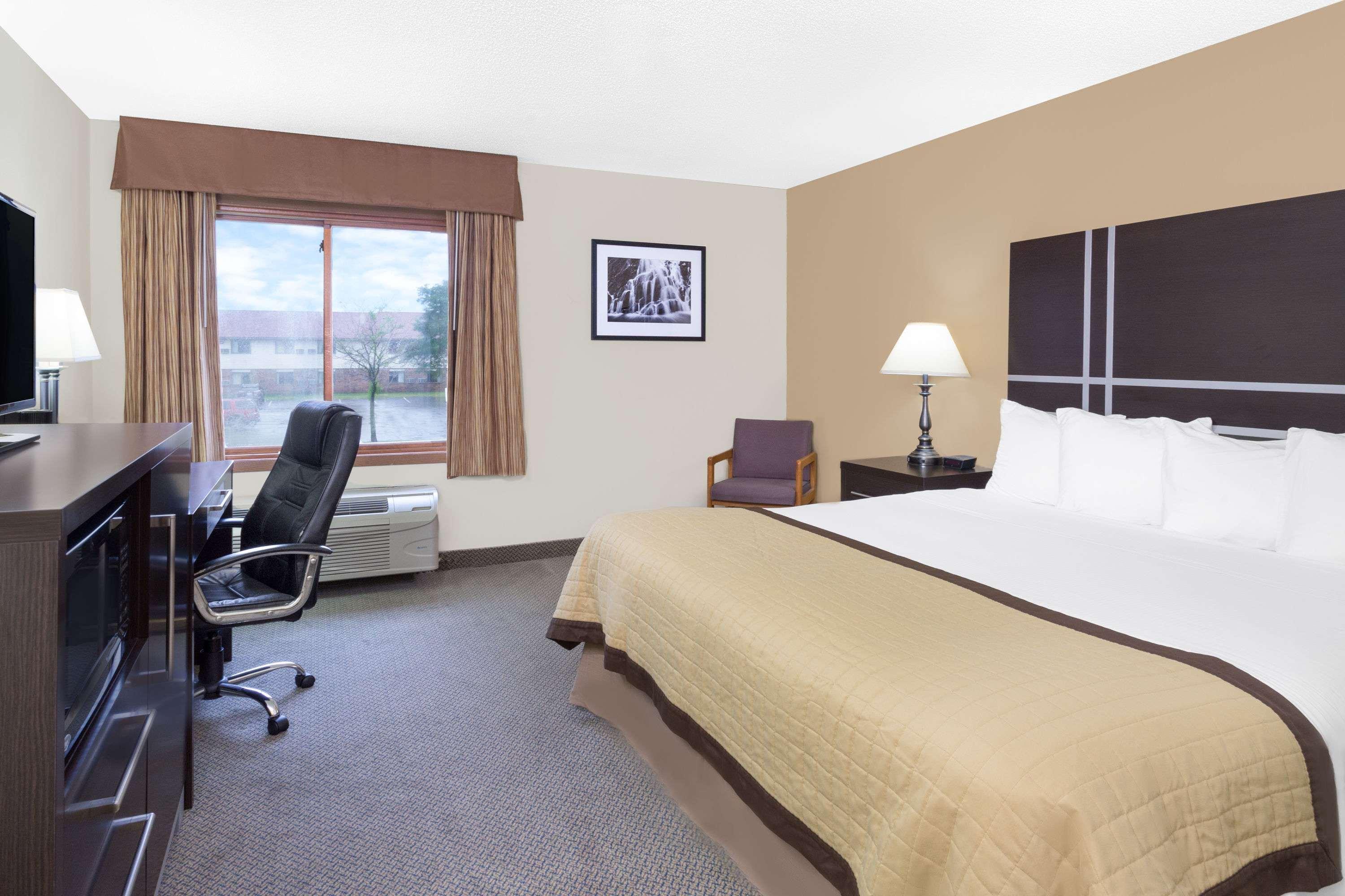 Baymont By Wyndham Green Bay Exterior photo